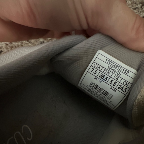 Brooks running shoe - Picture 2 of 4